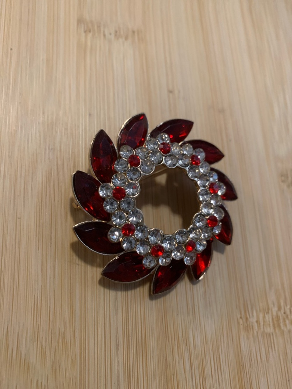 Vintage Red Crystal Wreath Brooch - Elegant Women's Jewelry - Picture 2 of 3